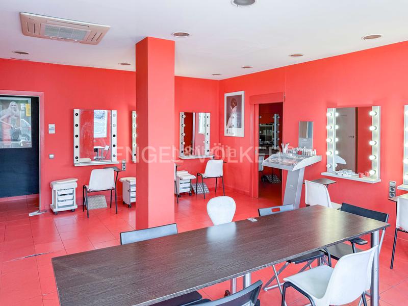Foto 0bc72ec7-f4d4-4fa0-88f4-7a079315b0a5. Local comercial  ideal para centro estético o peluquería en Calella