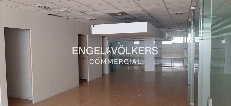 Foto e1900493-c381-40ab-a566-ea5d8c2ac6ba. Oficina  a la venta en edificio corpotativo. en Sant Cugat del Vallès