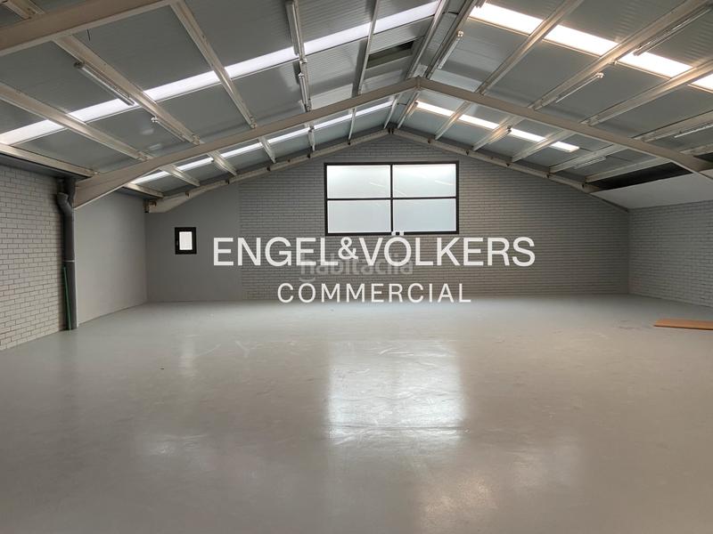 Foto 45aab83c-f906-4c60-bbe0-d5590747f55f. Rent industrial building in Centre Hospitalet de Llobregat (L´)