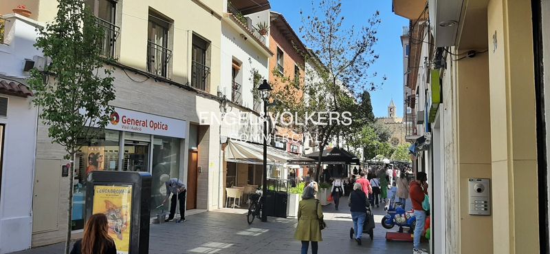Foto 54483724-2b65-4d9e-9c91-c3f23762e2ec. Local comercial  en venta junto a la calle santiago rusiñol en Sant Cugat del Vallès