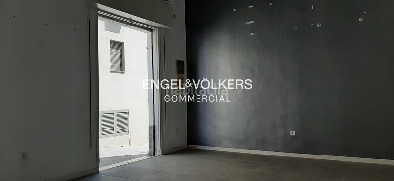 Foto ef5856cf-61cd-4916-aefd-4991914ca094. Local comercial  en venta junto a la calle santiago rusiñol en Sant Cugat del Vallès