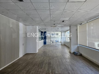 Location Bureau à Sant Joan-TV3. Oficina con entreplanta, acceso directo y gran imagen  st joan d