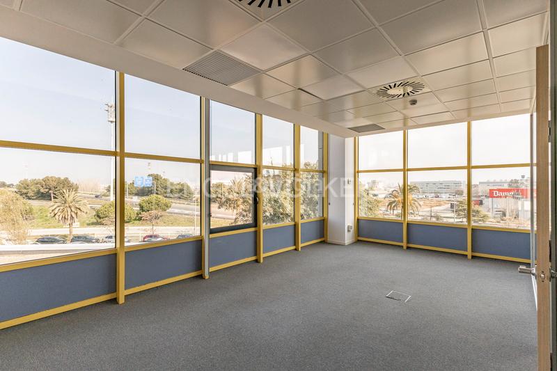 Foto 7d805b53-b32d-4553-bebd-7d2241db650e. Miete büro in Zona Industrial Prat de Llobregat (El)