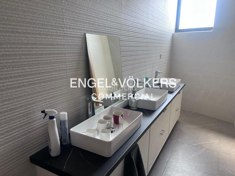 Foto bd76653b-3e63-428c-b64f-e20faad728b5. Lloguer nau industrial a Centre Rubí