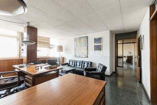 Oficina a Sant Gervasi - Galvany. Oficina grande y luminosa en zona alta con mucho potencial