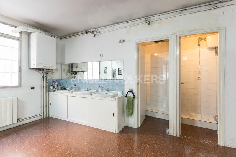 Foto 15129b04-e6d7-4521-83ea-dae31de0fbdc. Local commercial dans Putget - Farró Barcelona