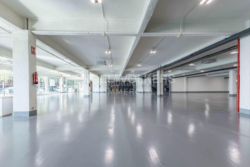 Foto b14d8d70-6d54-432e-af41-8e0dd4b43440. Alquiler local comercial gran local de 1.500 m en alquiler en Barcelona