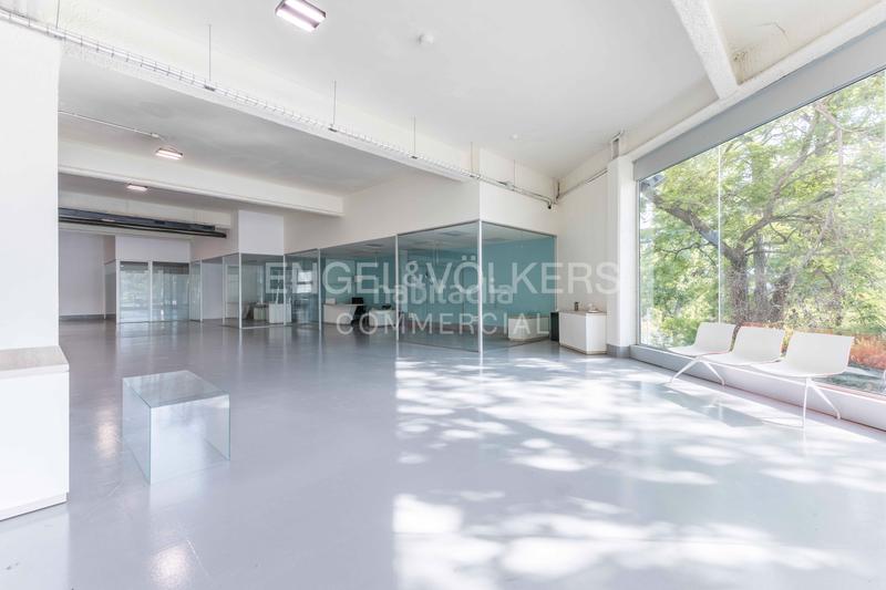 Foto b62fdfc7-ca49-436f-b6cb-997a1b9229eb. Alquiler local comercial gran local de 1.500 m en alquiler en Barcelona