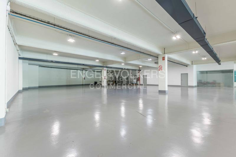 Foto c40e98ee-ced9-45cb-9c5d-0959a61ff456. Alquiler local comercial gran local de 1.500 m en alquiler en Barcelona
