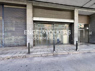 Local Comercial a Llefià. Local industrial almacén con apartamento integrado