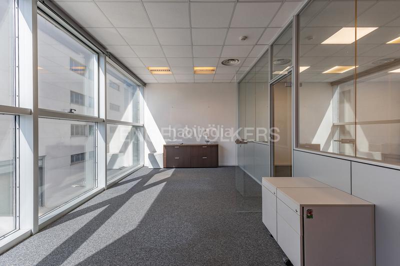 Foto 4ceb177b-a5d1-4f03-8d3e-d0259c54277e. Alquiler oficina alquiler despacho en edificio de oficinas de st cugat en Sant Cugat del Vallès