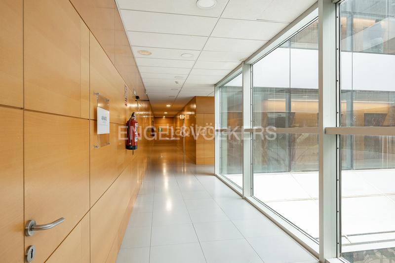 Foto b353eb3d-27a0-48bf-8ab1-b63028e95b9d. Alquiler oficina alquiler despacho en edificio de oficinas de st cugat en Sant Cugat del Vallès