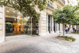 Lloguer Local Comercial a Barri de les Corts. Gran local en av diagonal