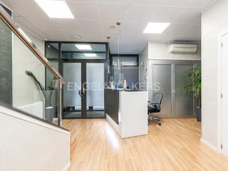 Rent Business premise in Barri de les Corts. Excelente inversion de 1 local y 2 pisos en el centro de les cor
