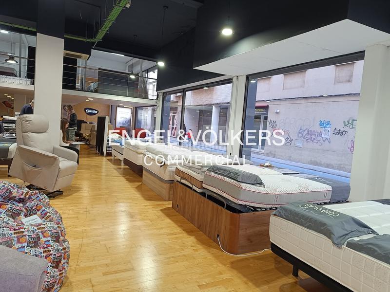 Foto 7ca27596-8d8a-437a-b9aa-30a11687bf99. Alquiler local comercial alquiler excelente local esquina en vilanova en Vilanova i la Geltrú