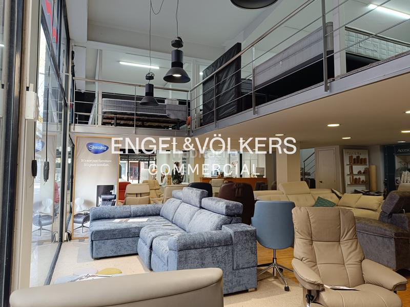 Foto f15147cc-e710-41ff-9b9e-eb684cb7febd. Alquiler local comercial alquiler excelente local esquina en vilanova en Vilanova i la Geltrú