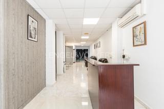 Büro in Guinardó. Oficina a pie de calle en venta de 307m2 cerca del hospital sant