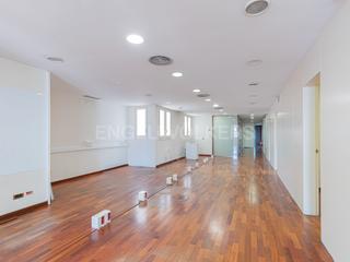Location Bureau à Vila de Gràcia. Luminosa y amplia oficina exterior con terraza en finca regia