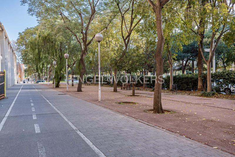 Foto 186aebd6-ff60-4e02-9366-45ee9e627c72. Local comercial a La Vila Olímpica del Poblenou Barcelona