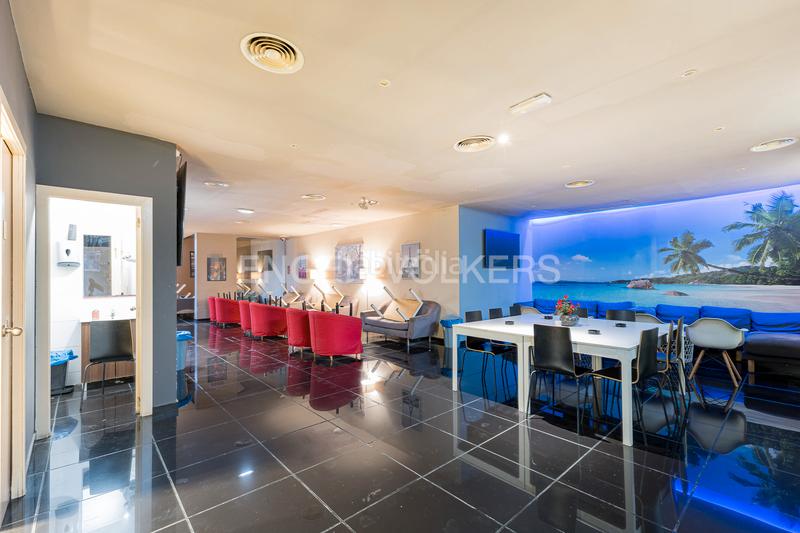 Foto 7cc98f06-e4e6-4e41-b249-836a6ec210d0. Local comercial a La Vila Olímpica del Poblenou Barcelona