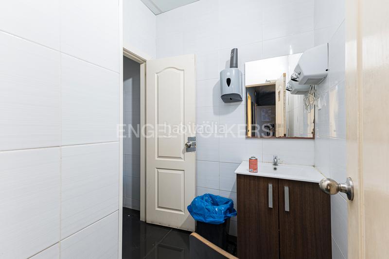 Foto c86b9398-e04b-4c37-b981-3f79a17882b6. Local comercial a La Vila Olímpica del Poblenou Barcelona