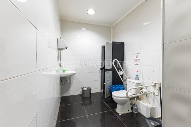 Foto cadfdd43-1532-4b4d-b196-285773d3ac74. Local comercial a La Vila Olímpica del Poblenou Barcelona