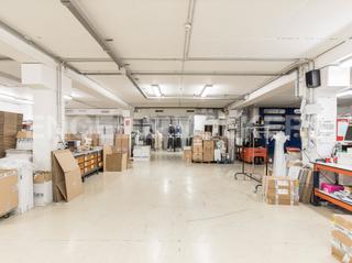 Nau industrial a Pla d'en Boet. Nave esquinera única en el maresme