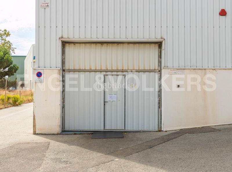 Foto a88c1098-c9b7-4d37-bfc6-43c339fbf3de. Nave industrial nave esquinera única en el maresme en Mataró