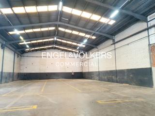 Lloguer Nau industrial a Sant Joan-TV3. Nave con 7 metros de altura y 2 muelles de carga y descarga