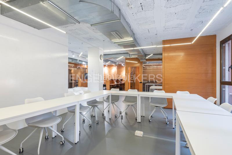 Foto 129ad0df-a14c-45a1-a4ec-a0a897f6e3e5. Oficina excepcional espacio de oficinas en muntaner con terraza privativa en Barcelona