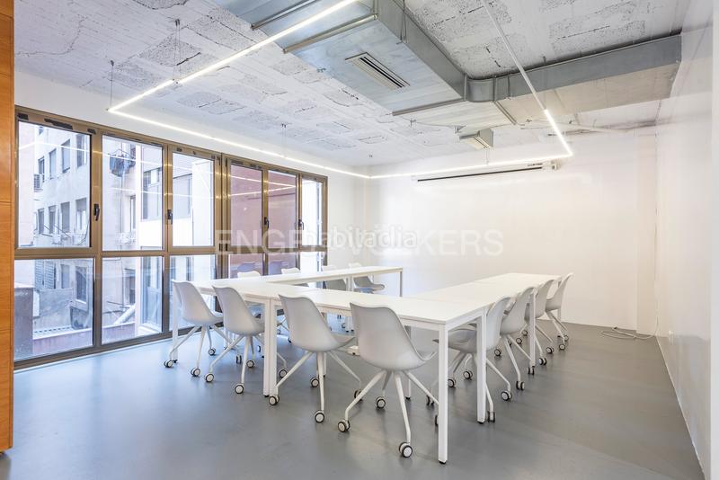 Foto 5ef1c0cc-6cd3-4d79-8d0a-84895121d619. Oficina excepcional espacio de oficinas en muntaner con terraza privativa en Barcelona