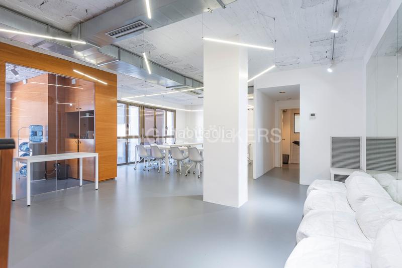 Foto 9d8be7fb-8103-4f35-b5ff-32b7823396f5. Oficina excepcional espacio de oficinas en muntaner con terraza privativa en Barcelona