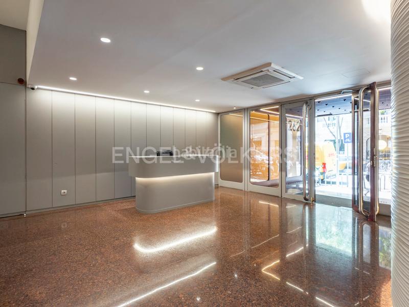 Foto bc25aa4a-da2b-45fc-8a65-1f3c3102e4be. Oficina excepcional espacio de oficinas en muntaner con terraza privativa en Barcelona