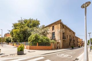 Edifici a Sant Joan-TV3. Masia pairal de siglo xviii