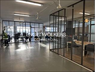 Location Bureau à La Vila Olímpica del Poblenou. Espacio de grandes dimensiones con altura y luz natural en alqui