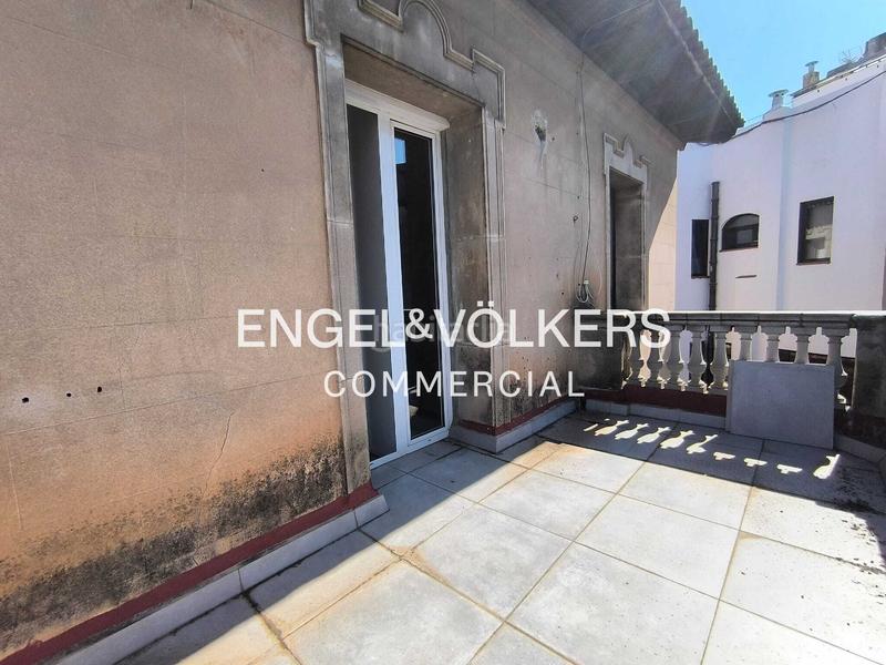 Foto 4b46d417-0d01-4dc1-a7e2-c4b1b5f960ca. Alquiler oficina  luminosa con terraza en el corazón de gràcia en Barcelona