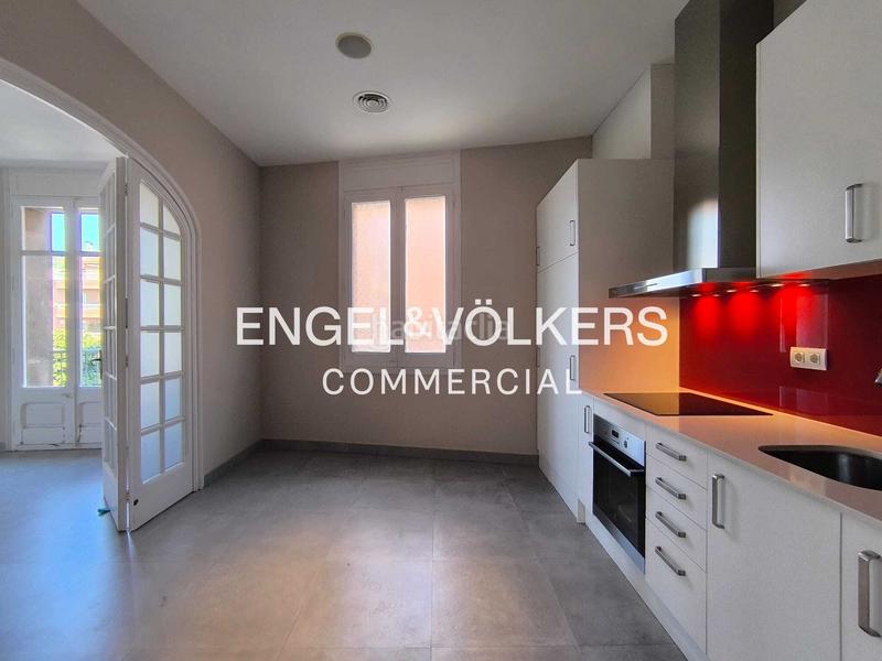 Foto 950db02b-986c-4314-87f3-2739d99ee66e. Alquiler oficina  luminosa con terraza en el corazón de gràcia en Barcelona