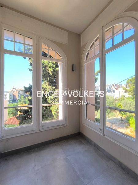 Foto e45b0882-7bd9-4c7b-b3b1-27ad974ec5ee. Alquiler oficina  luminosa con terraza en el corazón de gràcia en Barcelona