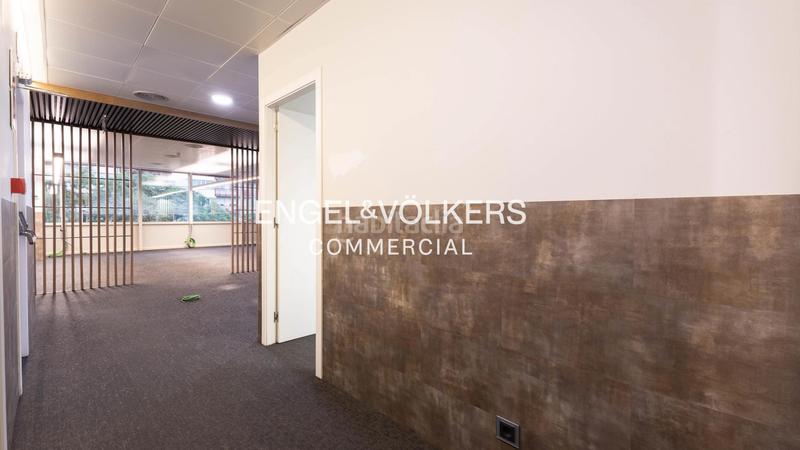 Foto 1277564a-d3d4-43c2-ac8c-60bd95e0f0ad. Rent office space with parking in Hostafrancs Barcelona