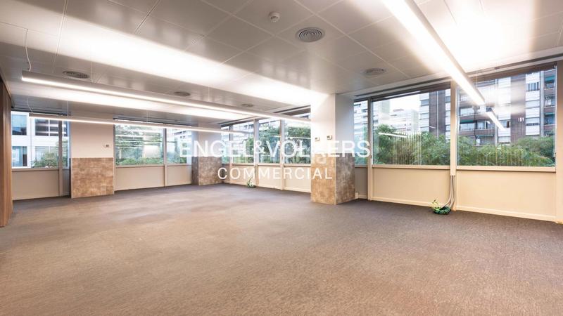 Foto 5cacddc4-4d1a-4013-8ba7-b4546c7407c1. Rent office space with parking in Hostafrancs Barcelona
