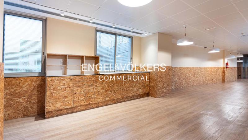 Foto 8b5b60aa-70fe-45fa-a391-f5595998f147. Rent office space with parking in Hostafrancs Barcelona