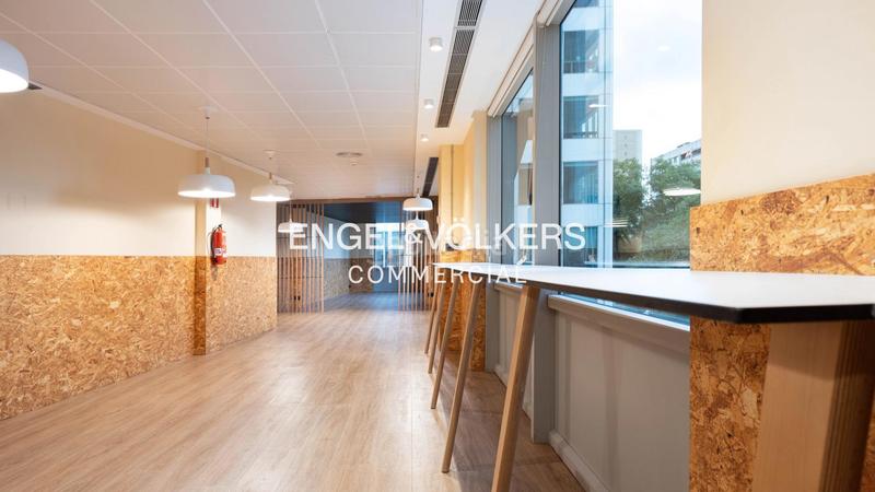 Foto 8e73527d-a010-4ceb-b3ce-ea1a14bb81d7. Rent office space with parking in Hostafrancs Barcelona