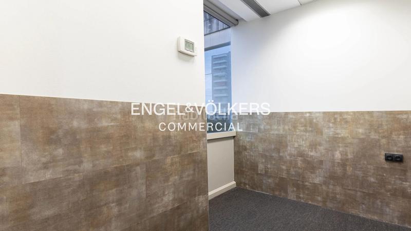 Foto f2563534-1b3e-4c07-805d-949fe633aa44. Rent office space with parking in Hostafrancs Barcelona