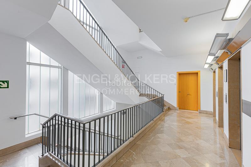 Foto b3df3e2f-4dd2-490c-bee9-9f4cbd0deb2a. Miete büro in Gòtic Barcelona