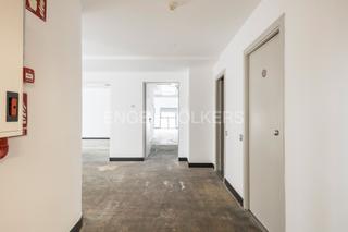 Rent Office space in Gòtic. Oficina moderna en via laietana, junto a la catedral