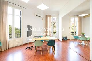 Location Bureau à Dreta de l´Eixample. Oficina en chaflán soleado de gran via de les corts catalanes