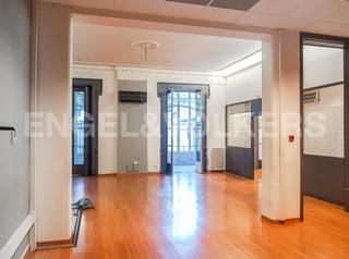 Rent Office space in Dreta de l´Eixample. Luminosa oficina con terraza en el quadrat dor