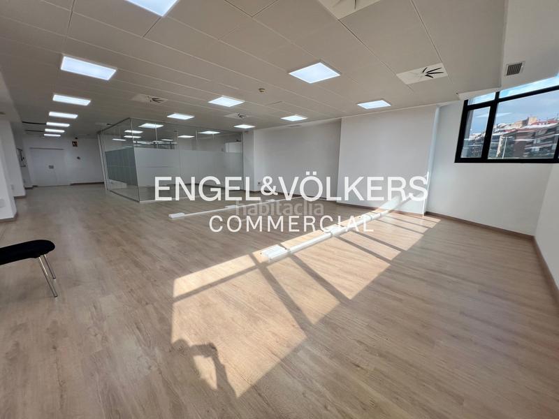 Foto 1b2c57eb-3038-41d0-b318-c3725e1a20dc. Location bureau avec parking dans El Gall Esplugues de Llobregat