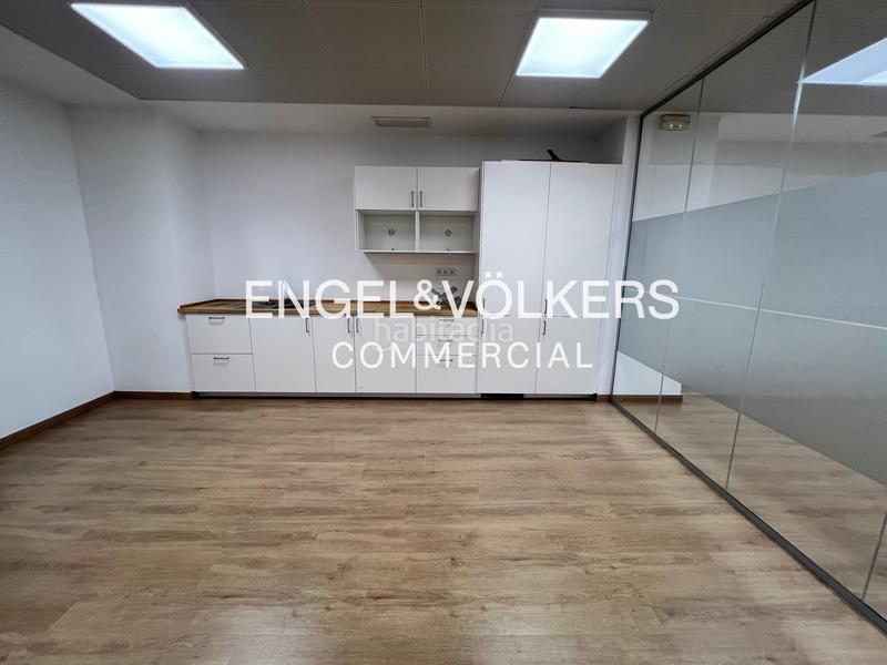 Foto b718f1cf-43b6-446f-bff5-e88ef23376f4. Location bureau avec parking dans El Gall Esplugues de Llobregat