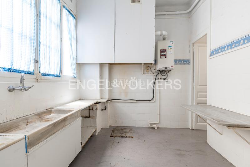 Foto e9298a3d-b75b-4c3e-84b7-2c81ec7c0c56. Alquiler oficina  en balmes esquina con rosello en Barcelona